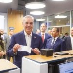 Presidente Luis Abinader recibe la primera nueva Licencia de Conducir