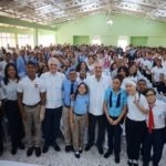 Presidente Luis Abinader y ministro Luis Miguel De Camps conversan con estudiantes sobre los avances del Gobierno en materia educativa