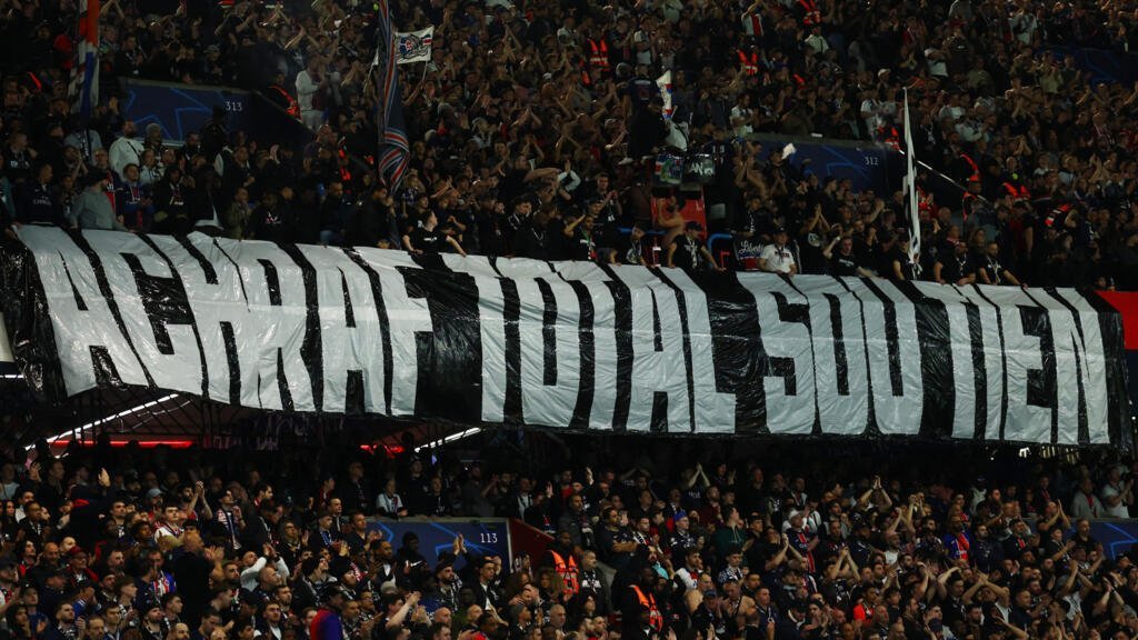Los aficionados del Paris Saint-Germain desplegaron una pancarta en apoyo a Achraf Hakimi en París, Francia, el 25 de febrero de 2026