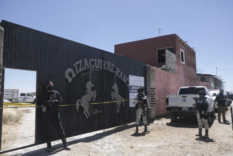 La policía vigila la entrada del rancho Izaguirre, donde se descubrieron restos óseos en Teuchitlán, estado de Jalisco, México, el 13 de marzo de 2025.