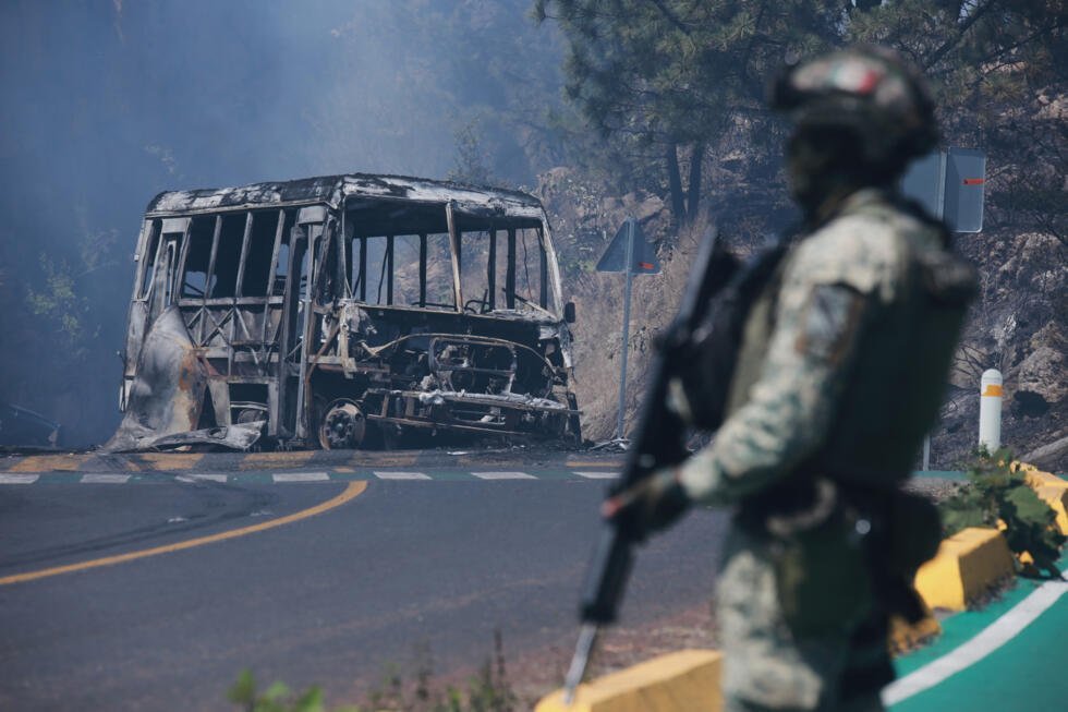Un soldado junto a un vehículo quemado, tras la muerte del líder del Cartel Jalisco Nueva Generación, Nemesio Oseguera, conocido como 'El Mencho', en Cointzio, estado de Michoacán, México, el 22 de febrero de 2026.