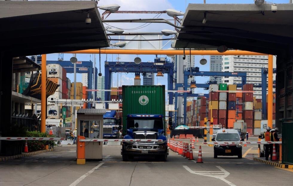 Imagen de archivo de un camión detenido la zona de transbordadores del puerto de Cartagena (Colombia), el 4 de noviembre de 2021.