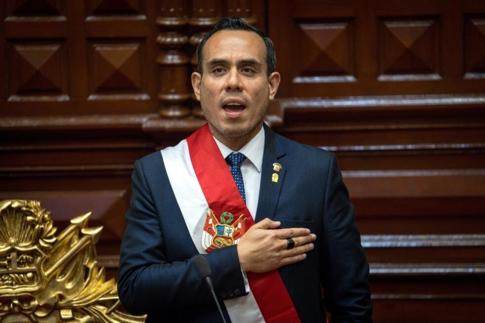 Imagen de archivo de José Jerí, que lo muestra cantando el himno nacional al ser juramentado como presidente interino de Perú. Lima, 10 de octubre de 2025.