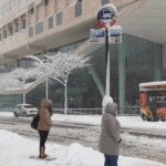 Tras tormenta con rasgos de huracán, NY espera más nieve