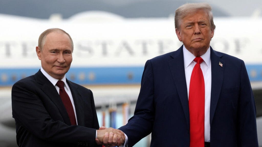 El presidente ruso, Vladimir Putin, y el presidente estadounidense, Donald Trump, posan en un podio en la pista tras su llegada para asistir a una reunión en la Base Conjunta Elmendorf-Richardson en Anchorage, Alaska, Estados Unidos, el 15 de agosto de 2025. Sputnik/Gavriil Grigorov/Pool vía REUTERS