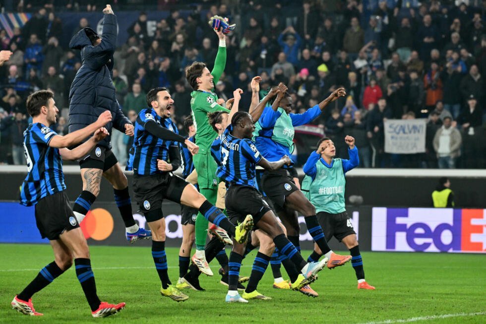 Los jugadores del Atalanta festejan su victoria sobre el Borussia Dortmund en la vuelta del playoff de la Liga de Campeones europea. En Bérgamo (norte de Italia), el 25 de febrero de 2026