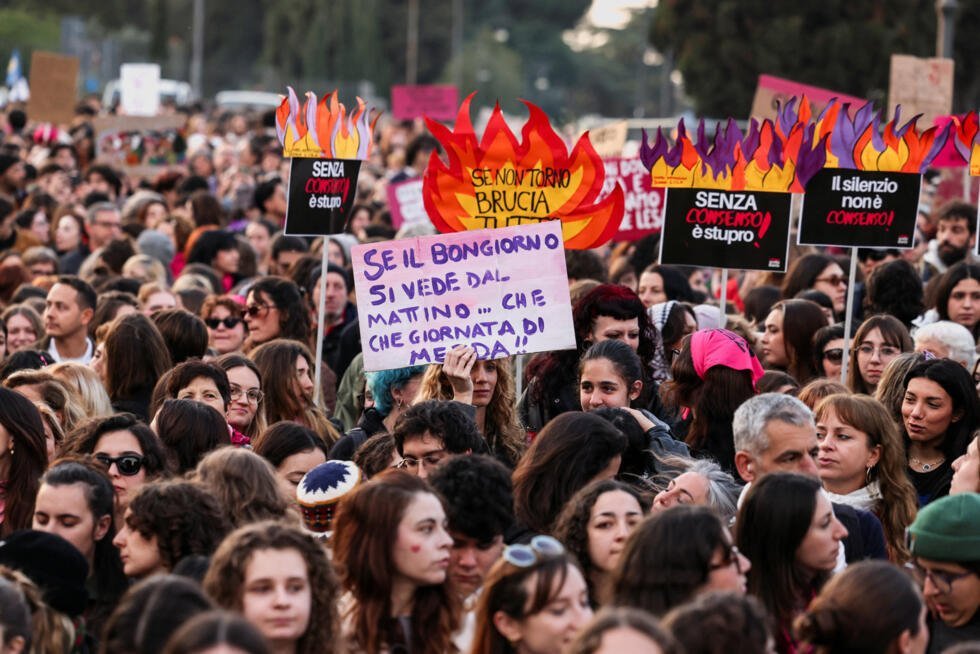 Personas participan en una manifestación con motivo del Día Internacional de la Mujer, en Roma, Italia, el 8 de marzo de 2026.