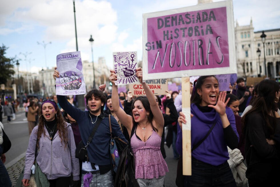 La gente participa en una protesta para conmemorar el Día Internacional de la Mujer en Madrid, España, el 8 de marzo de 2026.