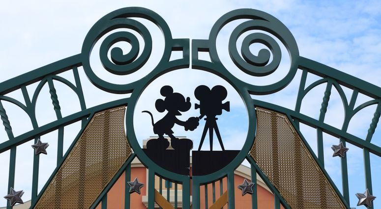 Detalle de la puerta de entrada a los estudios Walt Disney en París.