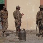 Afganistán afirma que frustró un ataque pakistaní contra su principal base aérea, mientras defiende Kabul