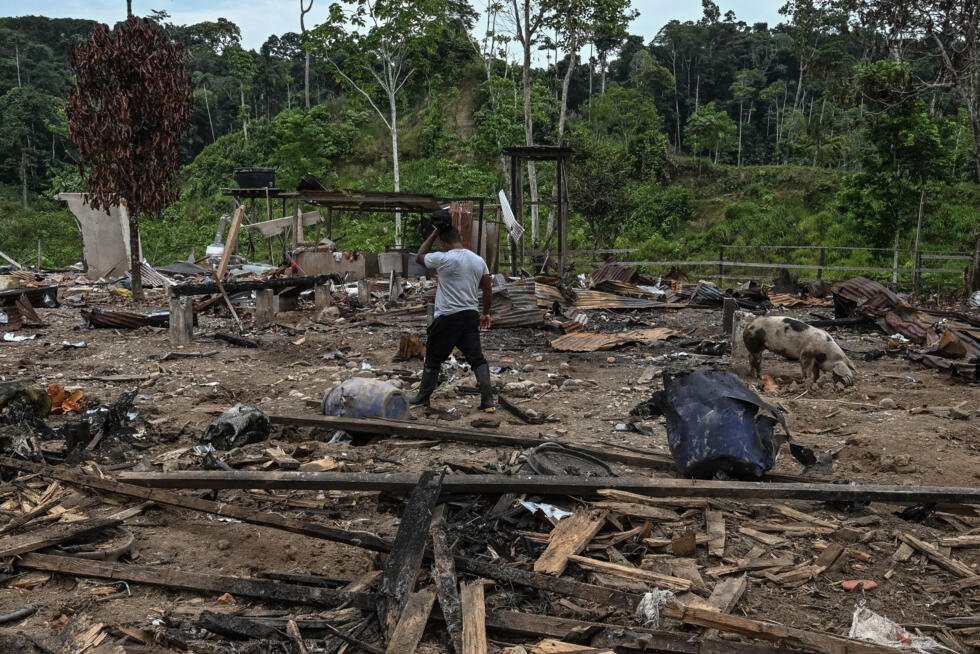 Foto de archivo. Un campesino permanece entre escombros en la región ecuatoriana de Lago Agrio, en la frontera con Colombia, donde cayó una bomba lanzada por el ejército de Ecuador, el 18 de marzo de 2026