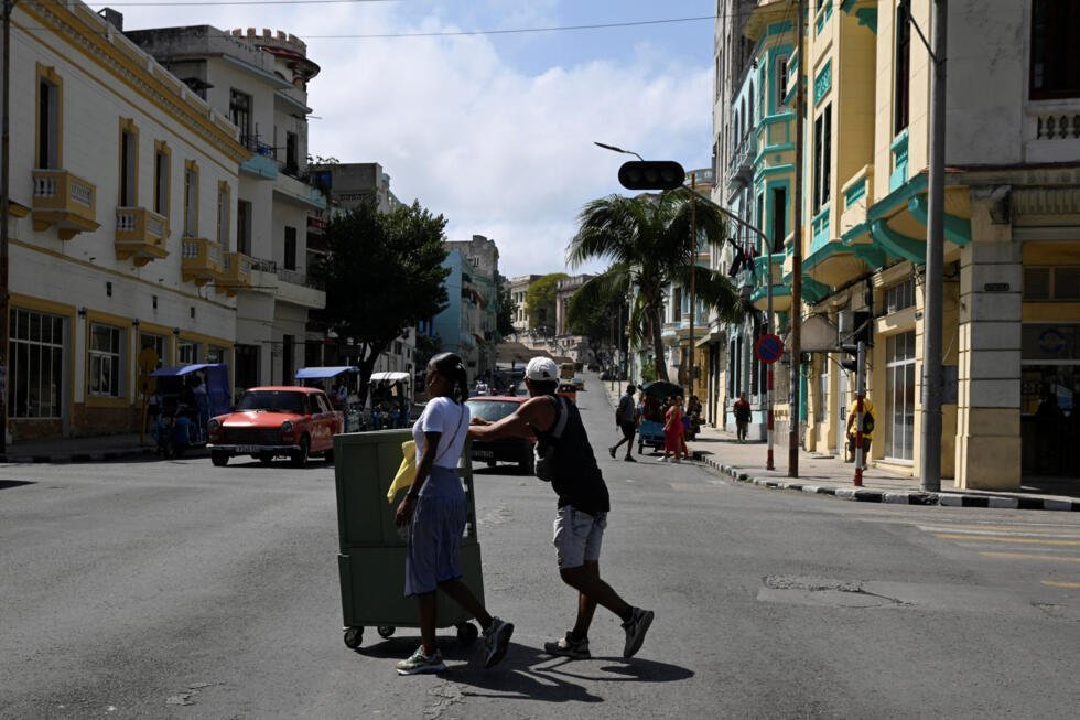 La gente cruza una avenida mientras los semáforos están apagados durante un apagón masivo en la mayor parte del país, en La Habana, Cuba, el 4 de marzo de 2026.