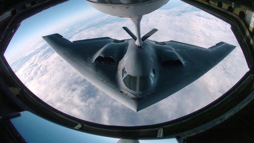 Esta imagen del Departamento de Defensa del 4 de abril de 2005 muestra un bombardero polivalente B-2 Spirit realizando operaciones de reabastecimiento aéreo con un KC-135 Stratotanker sobre el Océano Pacífico.