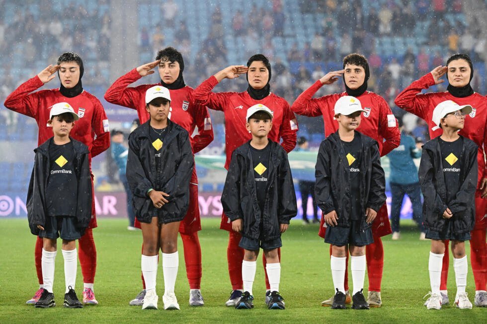 Jugadoras de la selección iraní hacen el saludo militar característico durante la presentación del partido contra Filipinas en la Copa Asiática. Robina, 8 de marzo de 2026.