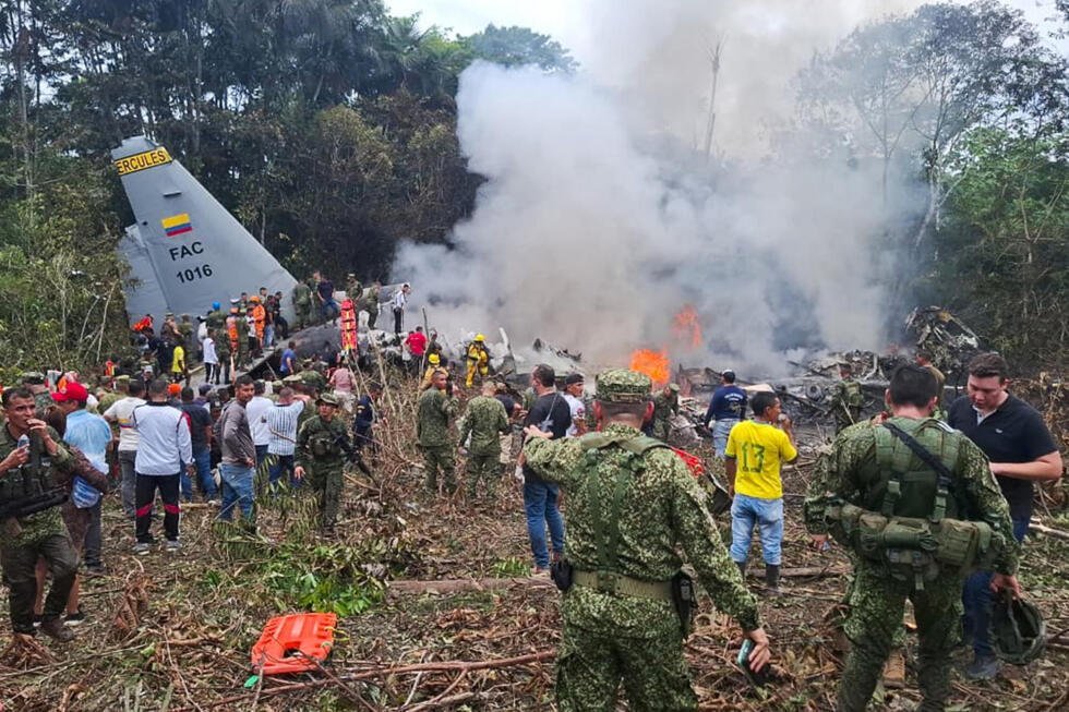 Integrantes de las Fuerzas Militares de Colombia, rescatistas y voluntarios realizan labores de rescate este lunes, en Puerto Leguizamo (Colombia). Al menos ocho personas murieron y 83 resultaron heridas, 14 de ellas en estado crítico, en el accidente de un avión Hércules C-130 de la Fuerza Aeroespacial Colombiana (FAC), con 125 personas a bordo, ocurrido en Puerto Leguízamo, en el departamento de Putumayo, informó de manera preliminar la Gobernación regional.