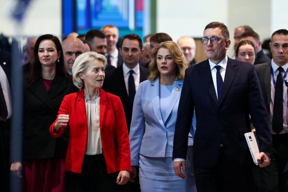 La presidenta de la Comisión Europea, Ursula von der Leyen; el primer ministro de Estonia, Kristen Michal; la primera ministra de Lituania, Inga Ruginiene, y la primera ministra de Letonia, Evika Silina, caminan el día de una conferencia sobre las regiones orientales de la UE fronterizas con Rusia, Bielorrusia y Ucrania, en Bruselas, Bélgica, el 26 de febrero de 2026.
