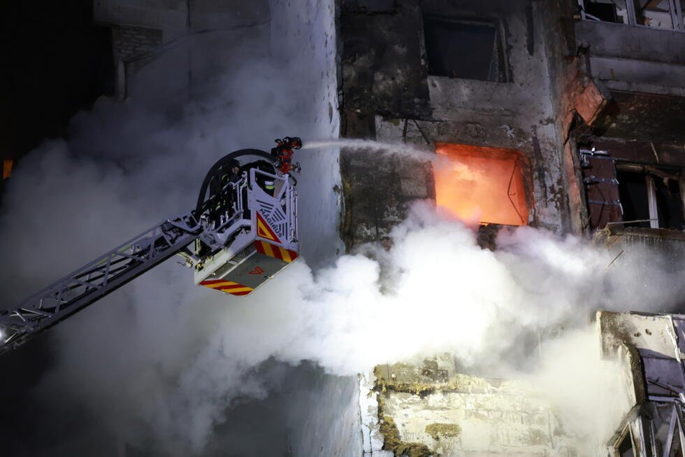 Los equipos de rescate intentan extinguir el incendio de un edificio residencial que arde tras un ataque con drones rusos en Zaporizhzhia, Ucrania, el martes 24 de marzo de 2026.