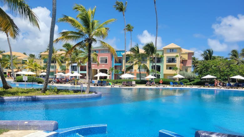 Piscina y suites en Ocean Blue & Sand Resort, República Dominicana