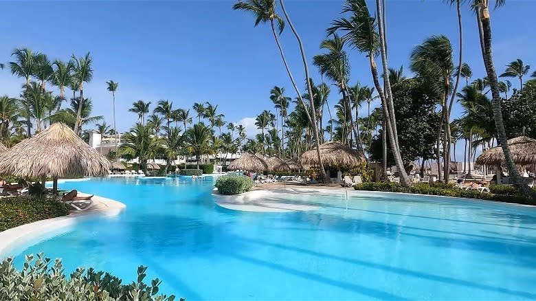 La piscina y los espacios exteriores del Melia Punta Cana, República Dominicana.