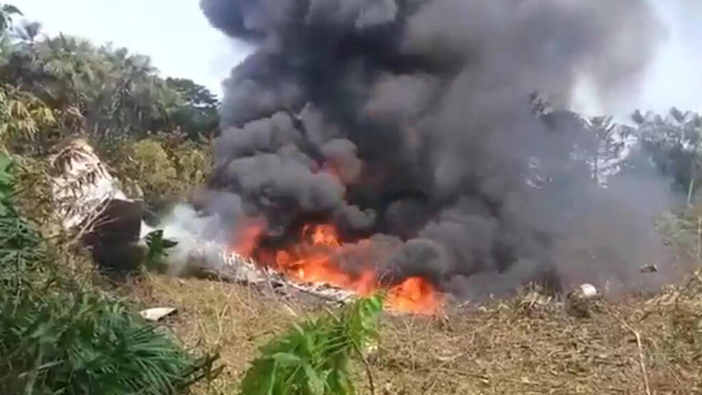 Captura de video tomada de rastreo de redes que muestra el accidente de un avión este lunes, en Putumayo (Nariño). Un avión Hércules de la Fuerza Aeroespacial Colombiana (FAC) que transportaba soldados se accidentó pocos minutos después de despegar del aeropuerto de Puerto Leguízamo, en el departamento de Putumayo (sur), informó el ministro de Defensa, Pedro Sánchez Suárez, sin confirmar el número de víctimas.