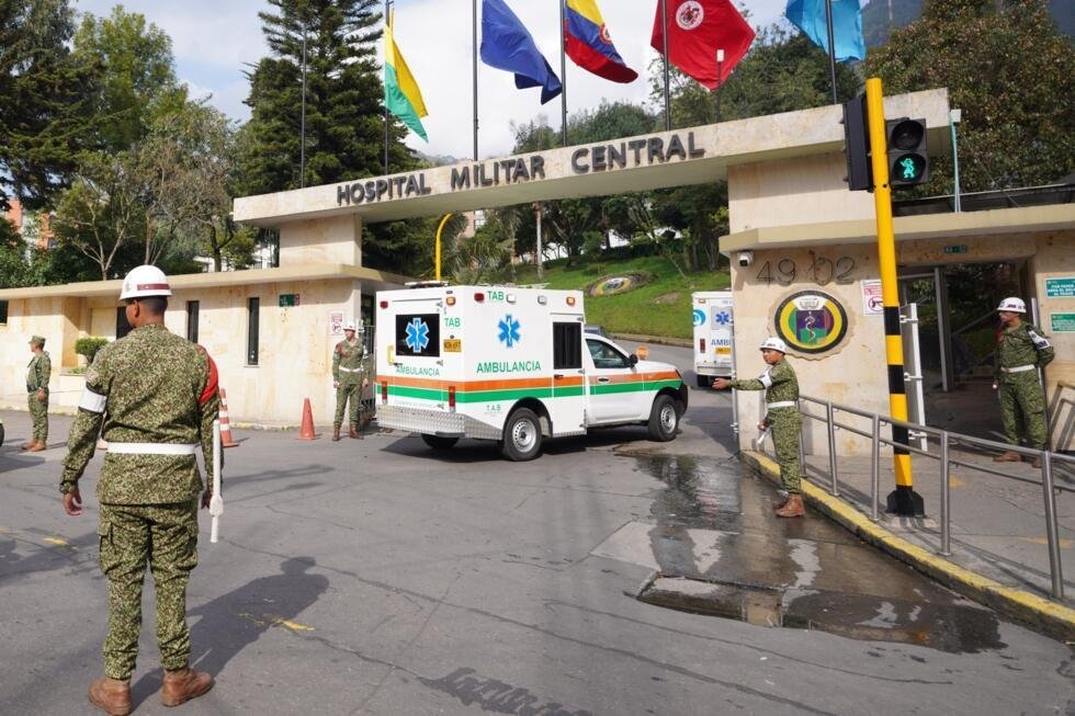 Las ambulancias que transportaban a los heridos del avión de carga militar que se estrelló poco después de despegar en Puerto Leguizamo llegan al Hospital Militar de Bogotá, Colombia, el lunes 23 de marzo de 2026. (Foto AP/Iván Valencia)
