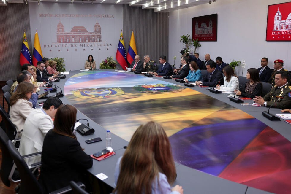 La presidenta encargada de Venezuela, Delcy Rodríguez, asiste a una reunión con el ministro del Interior de Venezuela, Diosdado Cabello; el ministro de Defensa, Vladimir Padrino López; el ministro de Energía Eléctrica, Jorge Elieser Márquez; el ministro de Defensa de Colombia, Pedro Sánchez; y la canciller colombiana, Rosa Villavicencio, tras aplazarse una reunión prevista entre el presidente colombiano Gustavo Petro y Rodríguez, en el Palacio de Miraflores, en Caracas, Venezuela, el 13 de marzo de 2026.