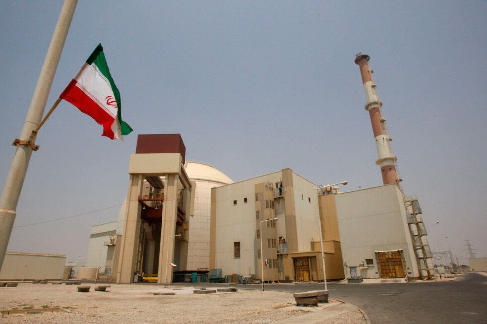 Imagen de archivo. Una bandera iraní ondea frente al edificio del reactor de la central nuclear de Bushehr, en Irán, el 21 de agosto de 2010.