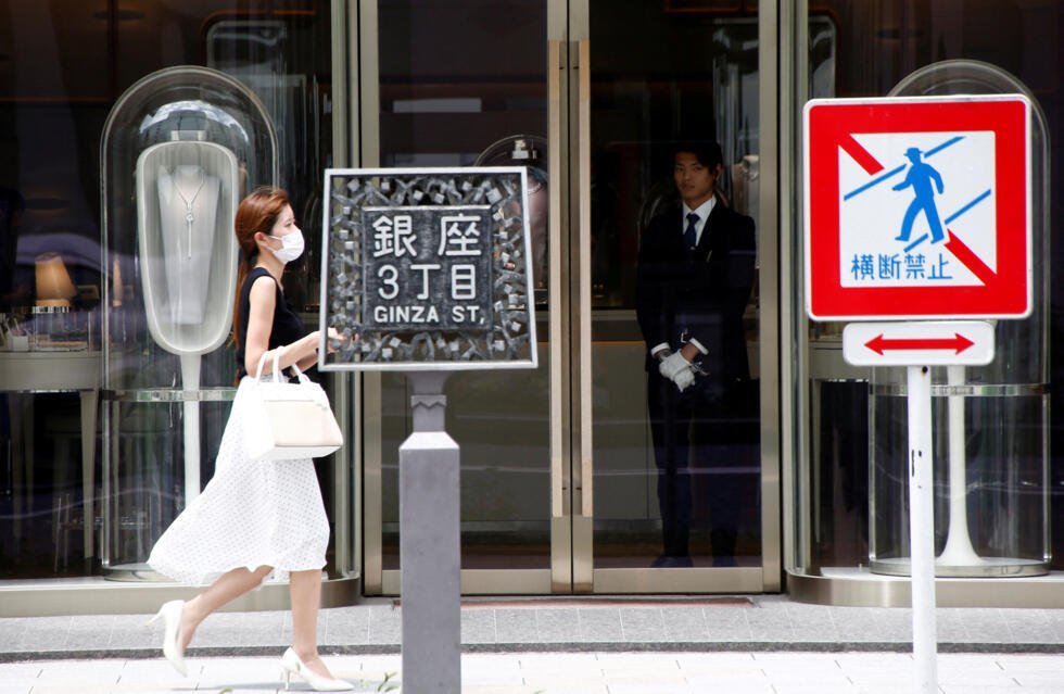 Foto de archivo: Una mujer pasa frente a una tienda de una marca de lujo en un distrito comercial de Tokio, Japón, el 4 de julio de 2018.