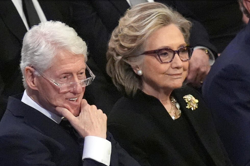 Archivo: El expresidente Bill Clinton y la exsecretaria de Estado Hillary Clinton escuchan durante el funeral de estado del expresidente Jimmy Carter en la Catedral Nacional de Washington, el 9 de enero de 2025.