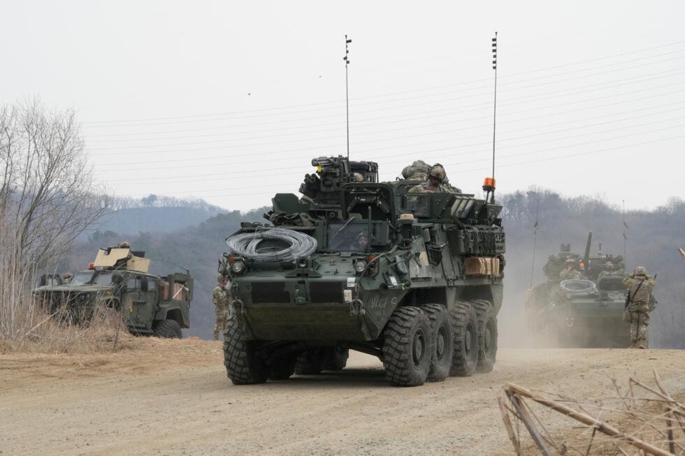 Vehículos blindados del Ejército de Estados Unidos se desplazan durante un ejercicio conjunto de cruce de ríos al lado de Corea del Sur en Yeoncheon, el 14 de marzo de 2026.