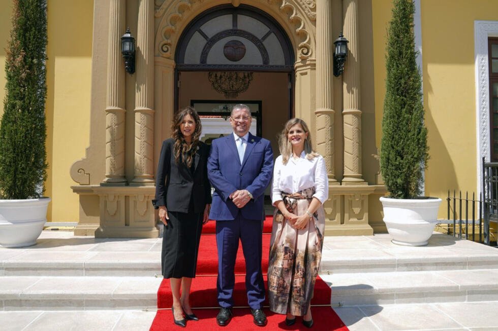 El presidente de Costa Rica, Rodrigo Chaves (i); posa junto a la enviada especial del Escudo de las Américas, Kristi Noem (i); y la presidenta electa, Laura Fernández, luego de una firmar este lunes, en San José (Costa Rica).