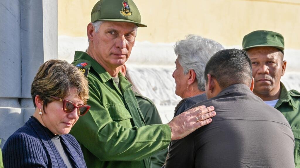 El presidente cubano Miguel Díaz-Canel, acompañado de su esposa, la primera dama Lis Cuesta Peraza de Díaz-Canel, saluda a los familiares de los oficiales cubanos fallecidos durante una operación estadounidense en Venezuela en la que fue capturado el presidente Nicolás Maduro, durante el funeral celebrado en La Habana, Cuba, el viernes 16 de enero de 2026.