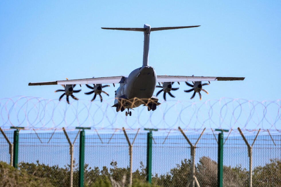 Un avión militar británico Airbus A400M se acerca a la RAF Akrotiri, una base soberana británica que fue atacada por un dron la madrugada del lunes, causando daños limitados, en Chipre, el 5 de marzo de 2026.