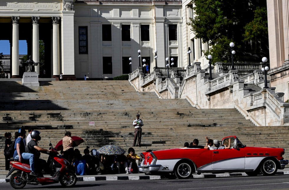 Estudiantes se sientan frente a la Universidad de La Habana para protestar contra la interrupción de clases debido a la escasez de energía e internet, en La Habana, Cuba, 9 de marzo de 2026.
