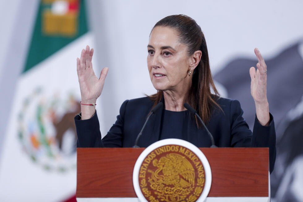 La presidenta de México, Claudia Sheinbaum, habla durante una rueda de prensa este lunes en Palacio Nacional de la Ciudad de México (México). Sheinbaum aseguró que hará una donación económica a Cuba "de manera personal", tras el reciente llamado en ese sentido del expresidente Andrés Manuel López Obrador (2018-2024), a la vez que reiteró que la ayuda del Gobierno mexicano a la isla es un asunto de "fraternidad".