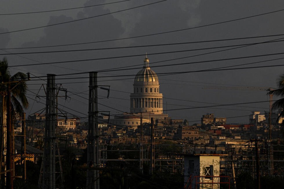 El Capitolio Nacional de Cuba se alza en medio del horizonte de la ciudad mientras Cuba restableció su red eléctrica nacional después de que el país estuvo prácticamente sin electricidad durante 16 horas en un apagón que los funcionarios del Ministerio de Energía vincularon con el bloqueo petrolero de Cuba impuesto por Estados Unidos, en La Habana, Cuba, el 5 de marzo de 2026.