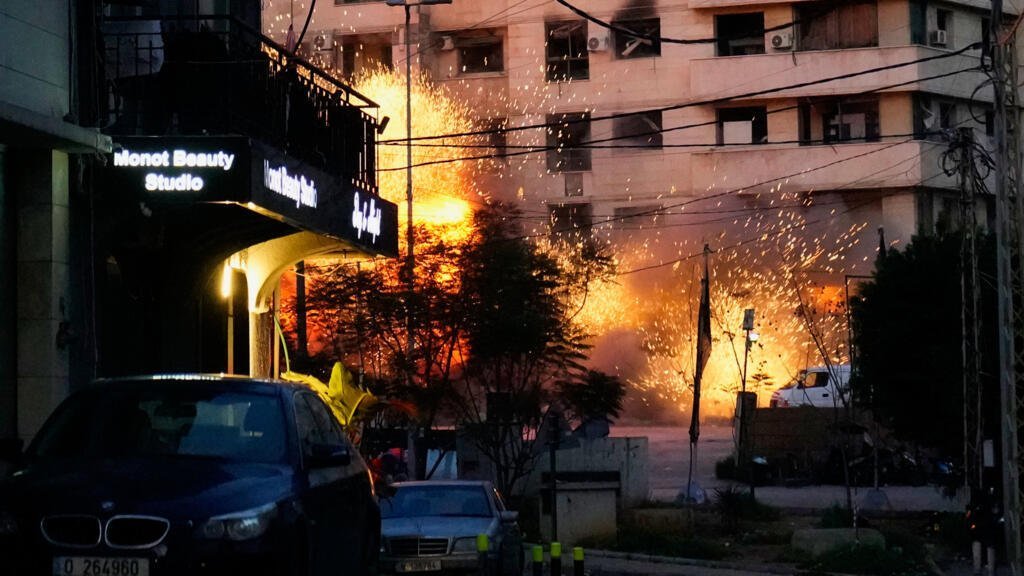 Se producen explosiones en un edificio tras un ataque israelí en el centro de Beirut, Líbano, el miércoles 18 de marzo de 2026.