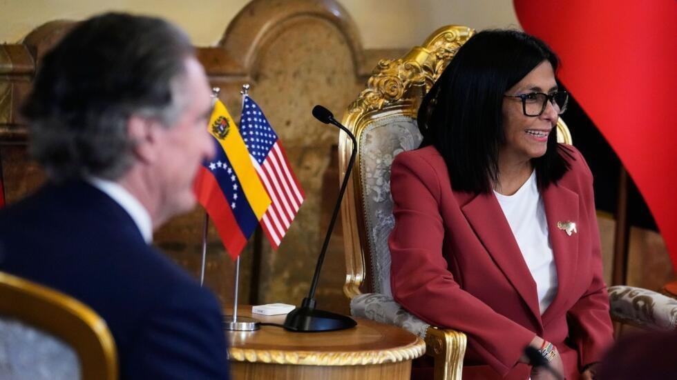 La presidenta interina de Venezuela, Delcy Rodríguez, y el secretario del Interior de Estados Unidos, Doug Burgum, se reúnen en el palacio presidencial de Miraflores en Caracas, Venezuela, el 4 de marzo de 2026.