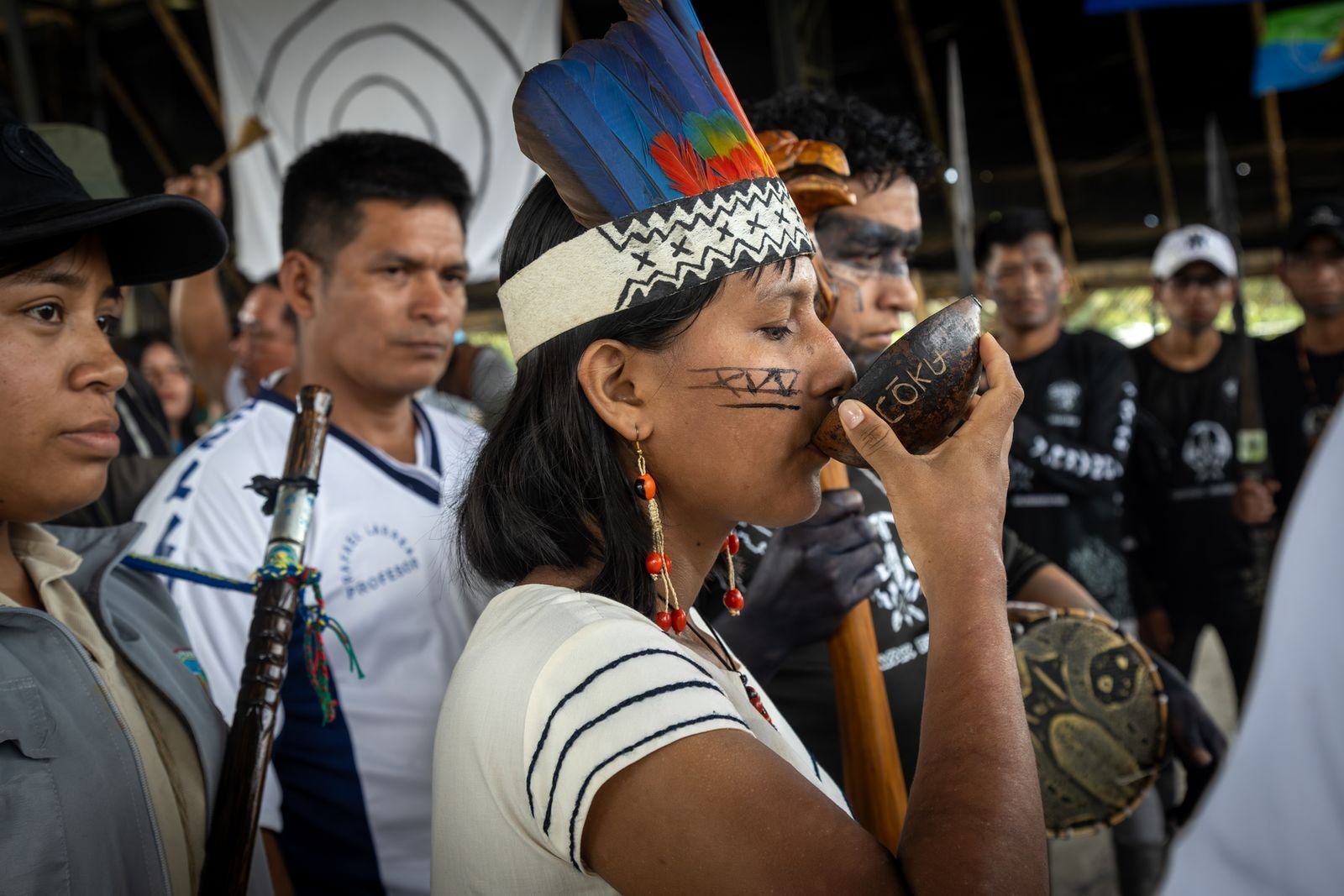 María de Jesús joven lideresa murui bue toma yoko un extracto vegetal que energiza