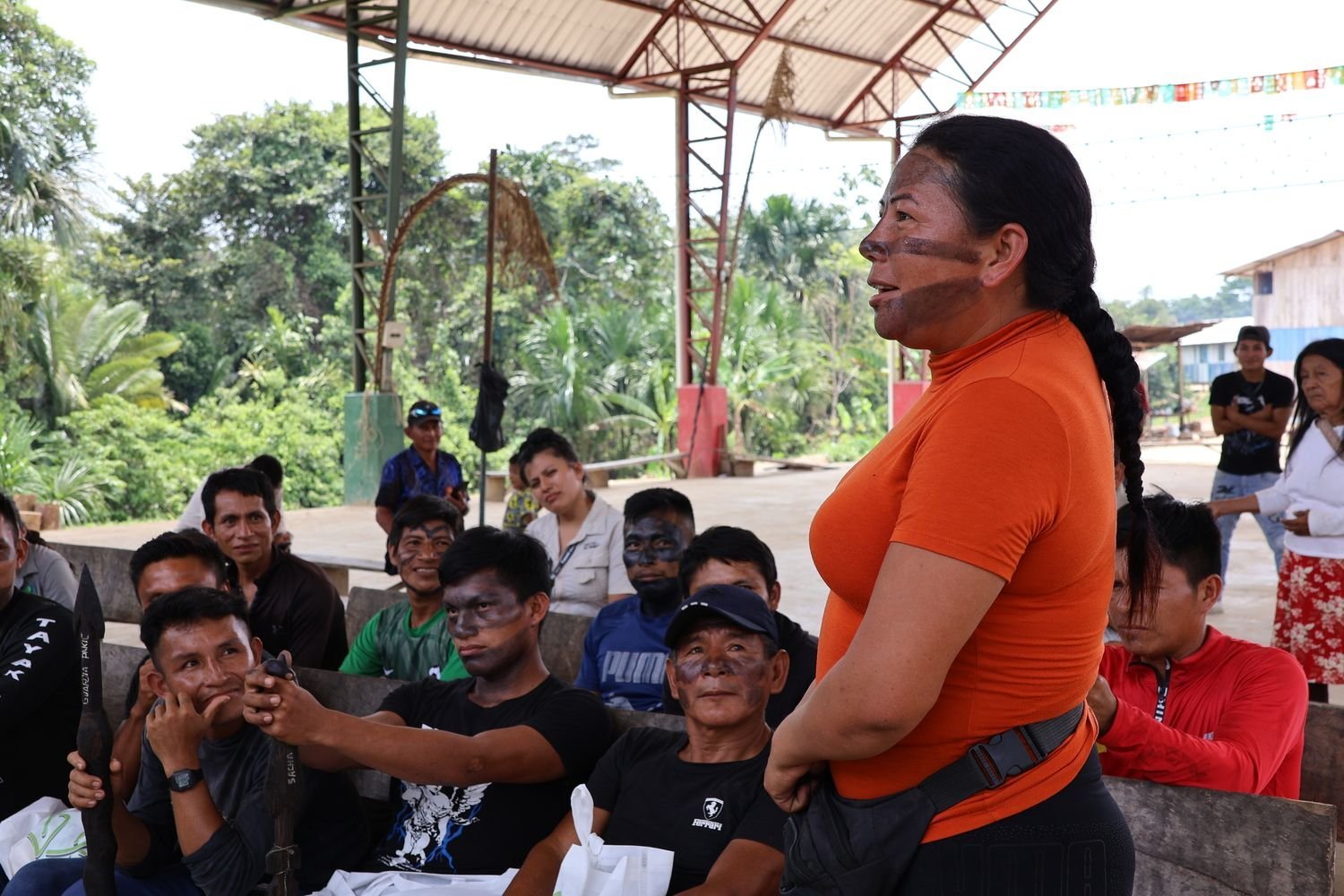 Aragón habla frente a los Sacha Runa durante una capacitación