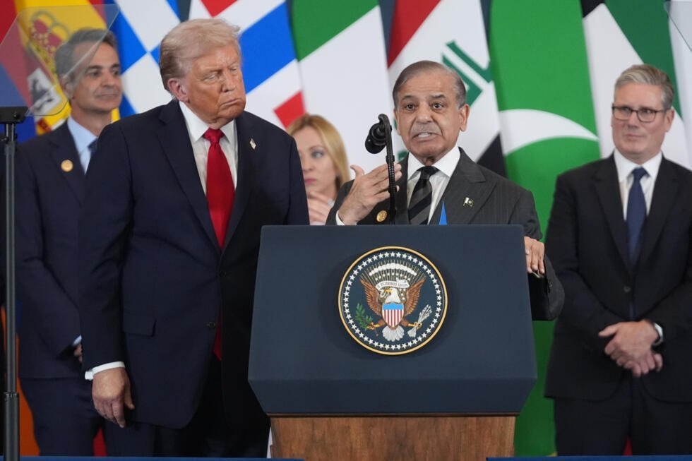 El presidente Donald Trump escucha al primer ministro de Pakistán, Shehbaz Sharif, mientras este pronuncia un discurso durante una cumbre destinada a apoyar el fin de la guerra entre Israel y Hamás en Gaza, que dura ya más de dos años, tras el acuerdo de alto el fuego alcanzado el lunes 13 de octubre de 2025 en Sharm El Sheikh, Egipto.