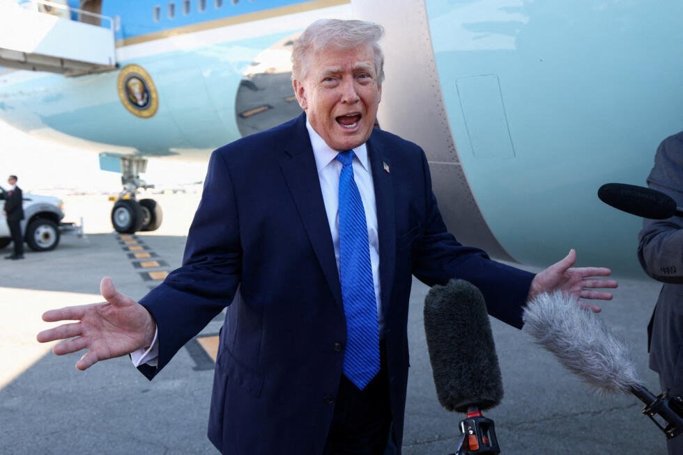 Foto de archivo. El presidente de Estados Unidos, Donald Trump, habla con los medios antes de partir de West Palm Beach a bordo del Air Force One, en Florida, EE. UU., el 23 de marzo de 2026.