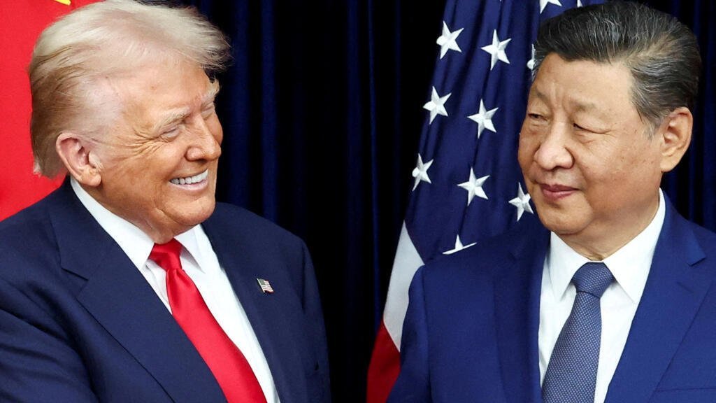 FOTO DE ARCHIVO: El presidente estadounidense, Donald Trump, y el presidente chino, Xi Jinping, durante una reunión bilateral en el Aeropuerto Internacional de Gimhae, en el marco de la cumbre de Cooperación Económica Asia-Pacífico (APEC), en Corea del Sur, el 30 de octubre de 2025.