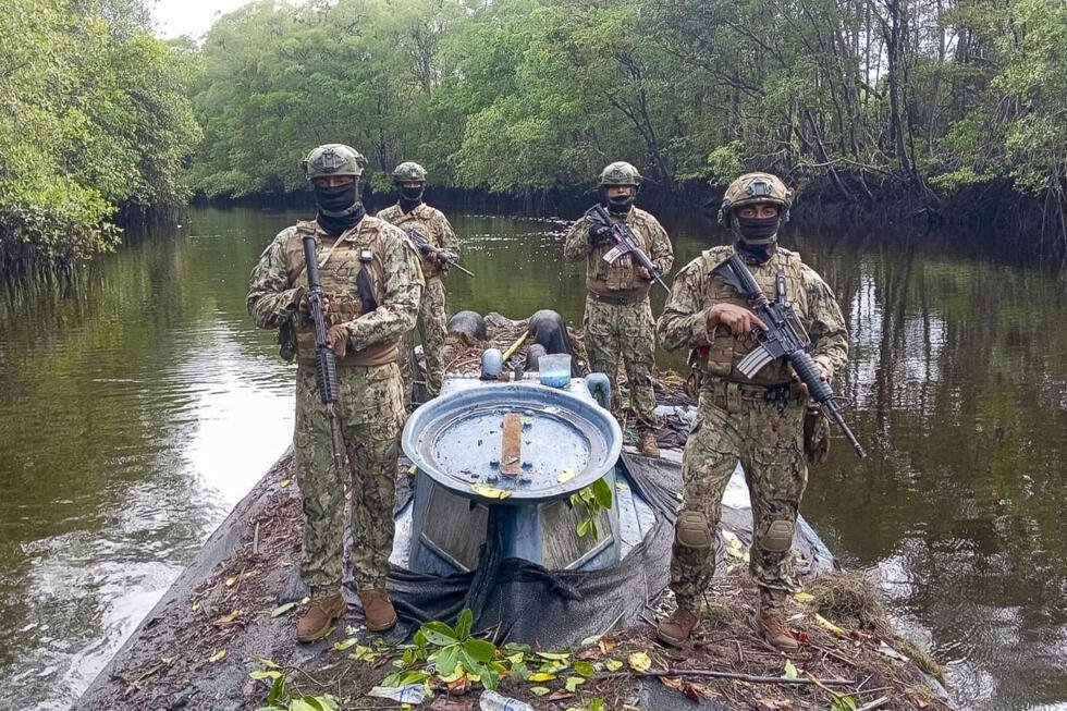 Archivo: fotografía cedida por las Fuerzas Armadas del Ecuador que muestra la incautación de un narcosemisumergible' en la costa norte de Ecuador. Un 'narcosemisumergible', listo para presuntamente llevar grandes cantidades de cocaína hasta Norteamérica o Centroamérica, fue incautado el miércoles por las Fuerzas Armadas de Ecuador en una zona de la costa norte del país fronteriza con Colombia, según informó el Comando Conjunto en un comunicado.