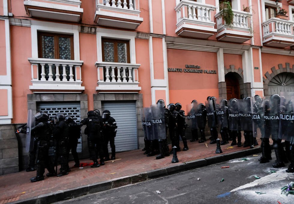 Archivo: miembros de la policía se enfrentan a manifestantes durante una marcha contra el gobierno del presidente ecuatoriano Daniel Noboa, en la que los manifestantes exigían derechos laborales y seguridad social, así como acceso a la salud y la educación, en Quito, Ecuador, el 13 de marzo de 2026.