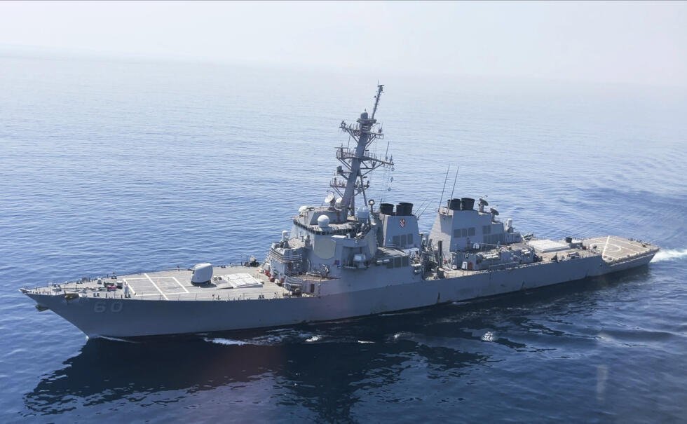 El USS Paul Hamilton es visto tras pasar por el Estrecho de Ormuz el viernes 19 de mayo de 2023. Los jefes de las marinas estadounidense, británica y francesa con base en Medio Oriente cruzaron el Estrecho de Ormuz el viernes a bordo de un buque de guerra estadounidense, señal de su enfoque unificado para mantener abierta esta crucial vía fluvial tras la incautación de dos petroleros por Irán en el extranjero.