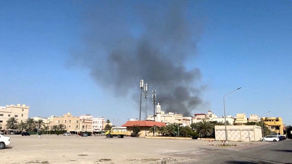 El humo se eleva desde una zona cercana a la embajada de Estados Unidos tras un ataque, en medio del conflicto entre Estados Unidos e Israel con Irán, en Bayan, Kuwait, el 2 de marzo de 2026, en esta captura de pantalla de un video.