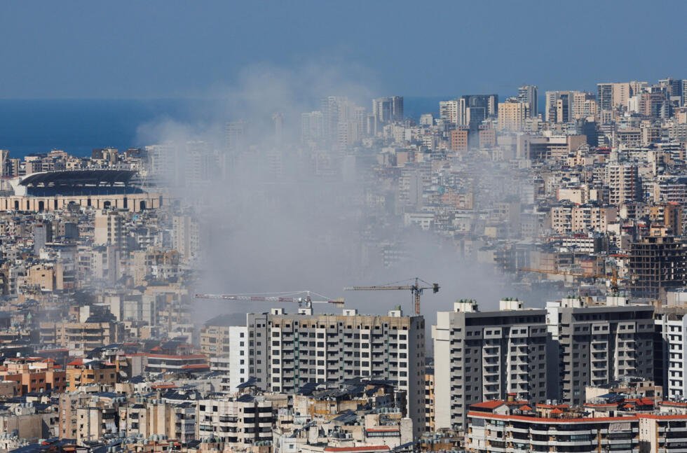 Se eleva humo tras un ataque israelí contra los suburbios del sur de Beirut, en medio de una escalada entre Hezbolá e Israel en el contexto del conflicto entre Estados Unidos e Israel con Irán, Líbano, 2 de marzo de 2026.
