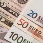 El dólar bajó 12 cts y el euro 15; eran vendidos a $60.02 y $73.12