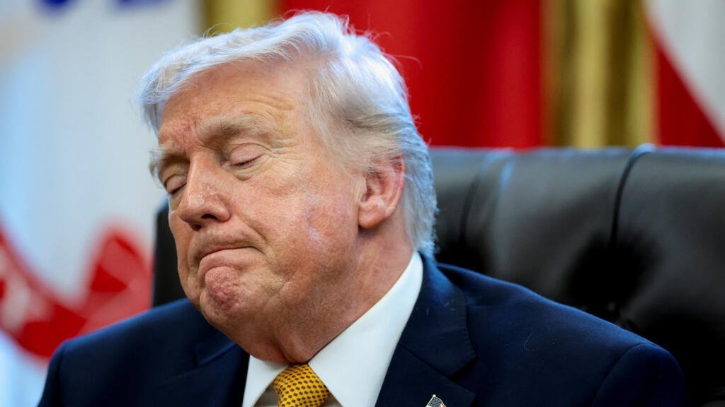 El presidente de Estados Unidos, Donald Trump, reacciona mientras responde a las preguntas de los periodistas durante un acto para firmar un decreto presidencial por el que se crea un grupo de trabajo contra el fraude dirigido por el vicepresidente de Estados Unidos, JD Vance, en el Despacho Oval de la Casa Blanca, en Washington D. C., EE. UU., el 16 de marzo de 2026.